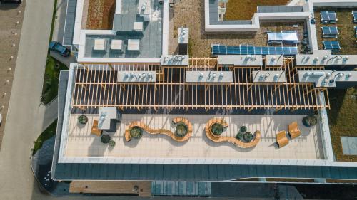 an overhead view of a building with a swimming pool at POLANKI AQUA Apartamenty PREMIUM - w cenie nielimitowany dostęp do strefy Aqua in Kołobrzeg