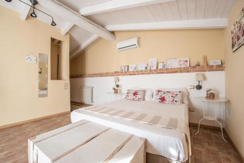 een slaapkamer met een bed en een bank erin bij Barbera's Home in Camino