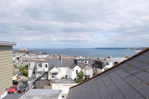 uitzicht op een stad met huizen en de oceaan bij MORLANOW-Private entrance, courtyard, sea views in Newquay