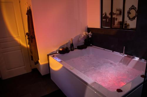 a bath tub filled with water in a room at LOVER'S ROOM OR in Verton