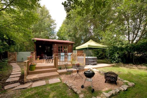 Gallery image of The Lodge with hot tub in Maidstone
