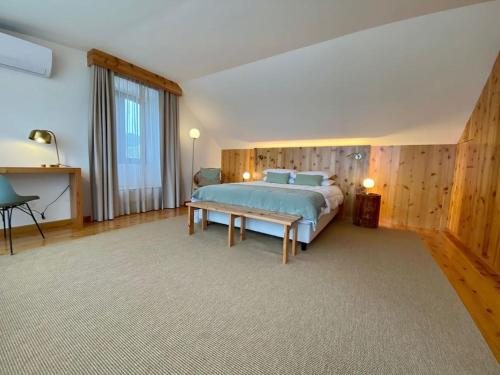 una camera da letto con un letto in una stanza con pareti in legno di Nature & Sea - Casa Vinhateira West Duplex a Caloura