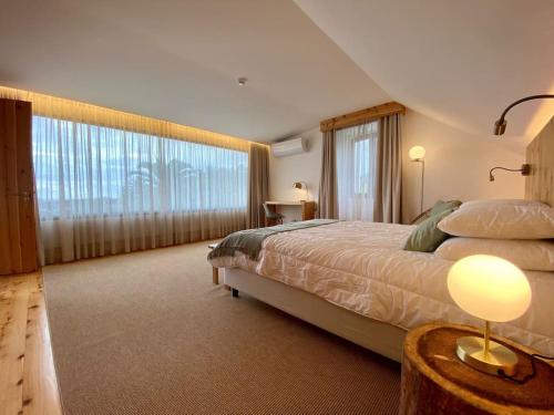 una camera con un grande letto e una grande finestra di Nature & Sea - Casa Vinhateira West Duplex a Caloura