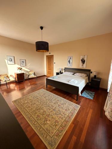 una camera con un letto e un tappeto su un pavimento in legno di Corte San Lorenzo a Desenzano del Garda