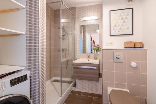 une salle de bain avec une douche, des toilettes et un lavabo dans l'établissement Superb family duplex clos to Disneyland, à Bussy-Saint-Georges