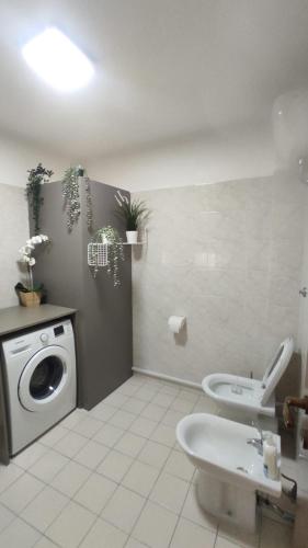 a bathroom with a washing machine and a toilet at Il ponticello in Ortona