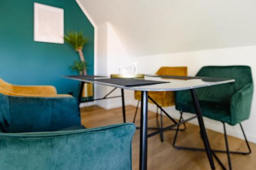 a dining room with a table and chairs at Alex & Rine - Pension Zum Alten Strom in Warnemünde