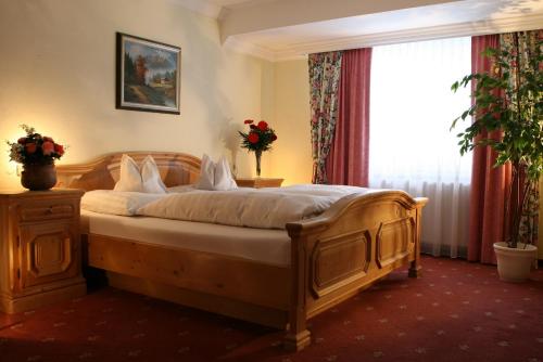 Schlafzimmer mit einem Bett und einem Fenster in der Unterkunft Schlossberghof Marzoll in Bad Reichenhall