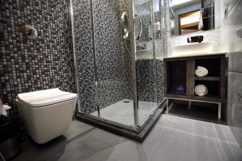 La salle de bains est pourvue d'une douche, de toilettes et d'un lavabo. dans l'établissement ROYAL LALIT Grand Hotel, à Karnal