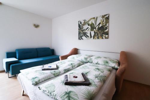 sala de estar con cama y sofá en CozyNite Premium Apartment Favoriten 2, en Viena