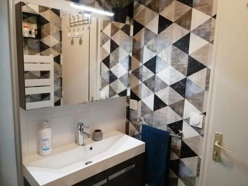 Ένα μπάνιο στο Au calme, 100m plage Écluse, balcon, box garage, Wifi