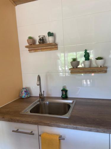 Kuchyň nebo kuchyňský kout v ubytování Cozy studio with private spa