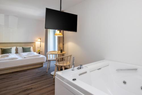 Postel nebo postele na pokoji v ubytování Hotel Al Sorriso Greenpark & Wellness