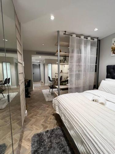 um quarto com uma cama grande e uma parede de vidro em 715 Foreshore Place Luxury Apartment-Cape Town CBD na Cidade do Cabo