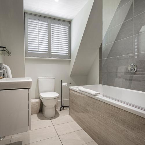 Bilik mandi di Forest Park Country Hotel & Inn, Brockenhurst, New Forest, Hampshire - The Coaching Inn Group