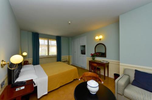 a hotel room with a bed and a couch at Hotel San Luca in Spoleto