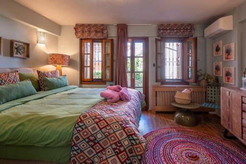 Postel nebo postele na pokoji v ubytování Dandy Villas Ioannina -Colorful Boutique House-in Old Town-Cozy