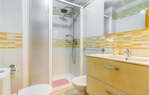 y baño con ducha, aseo y lavamanos. en 1 Bedroom Nice Apartment In Santa Pola, en Santa Pola