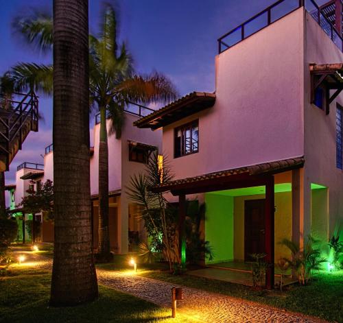 琵琶的住宿－A - Pipa Beleza Unidades Particulares，前面有棕榈树的房子