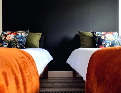 Foto dalla galleria di Cosy Canalside Home in Peaceful Area - Easy M5 Access & Free Parking a Gloucester