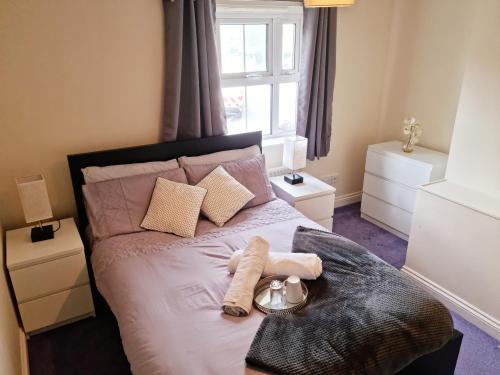 um quarto com uma cama com duas toalhas em The TJ Rooms em Upton