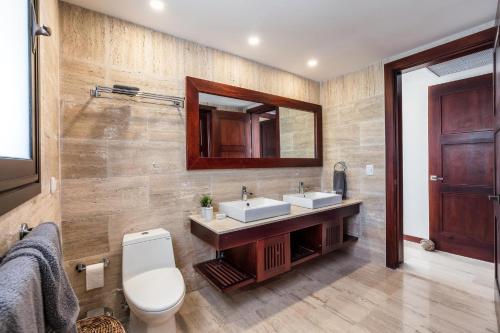 uma casa de banho com 2 lavatórios e um espelho em Luxury Beach Apartment at El Portillo - no extra fees em Las Terrenas