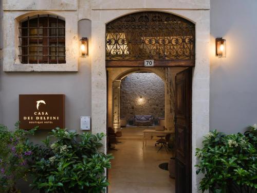 an entrance to a building with an archway at Casa Dei Delfini in Rethymno Town