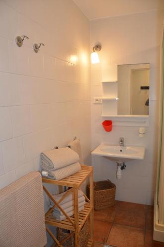 HOTEL LE CRET في لي دوز آلب: حمام مع حوض ومرآة