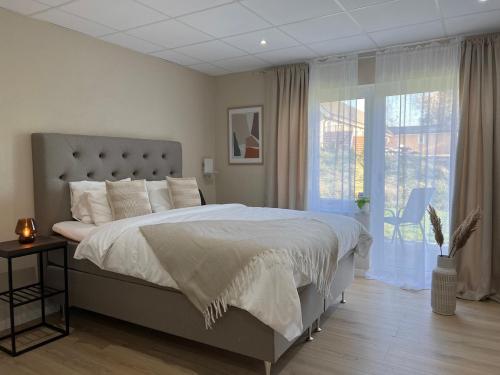 een slaapkamer met een groot bed en een raam bij Hotell Solstickan in Mellbystrand