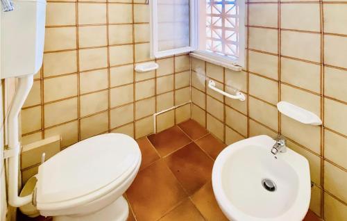 y baño con aseo y lavamanos. en San Remo, en Lido di Pomposa