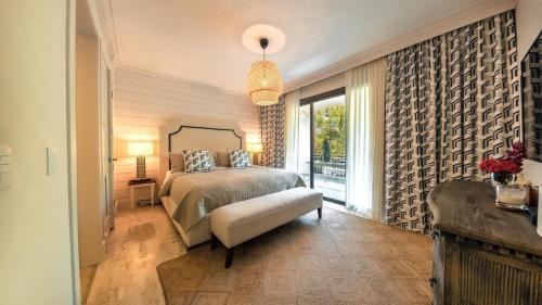 ein Schlafzimmer mit einem Bett und einem großen Fenster in der Unterkunft Special Price Deluxe 2BR at El Portillo in Las Terrenas