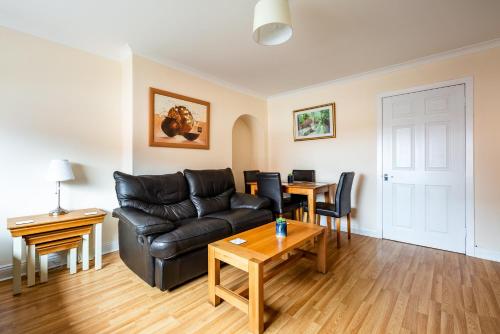 Posezení v ubytování Scotia House -3 bed house in Larkhall with private driveway