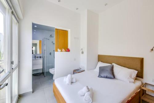 Postel nebo postele na pokoji v ubytování Central 2BR in Ben Yehuda by Holiday-rentals