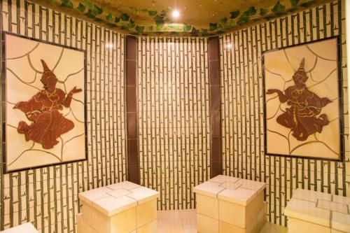 ein Zimmer mit zwei Bildern von Käfern an der Wand in der Unterkunft Emerald Beach Resort & Spa in Rawda