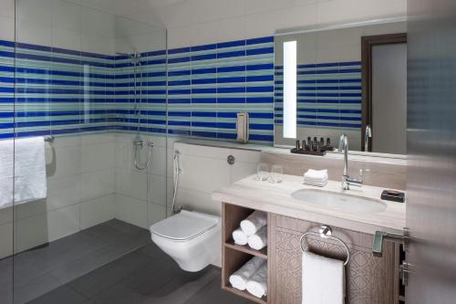 Ванная комната в Naumi Hotel Dubai - formerly dusitD2 Kenz