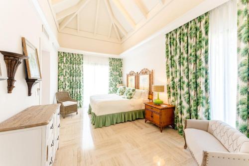 ein Schlafzimmer mit einem Bett und einem Sofa in der Unterkunft classic but eccentric portillo 2BR apartment in Las Terrenas