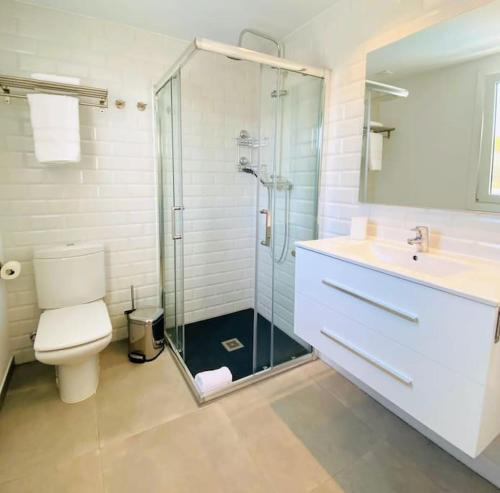 een badkamer met een douche, een toilet en een wastafel bij Villa La Roca in Torreguadiaro