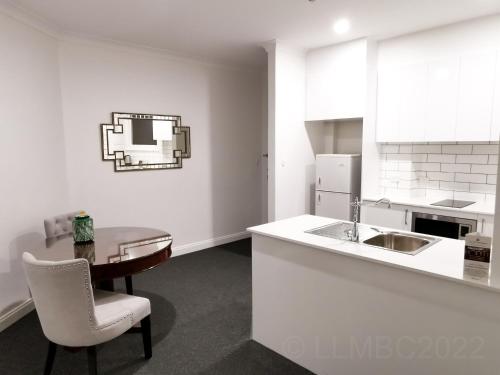 Η κουζίνα ή μικρή κουζίνα στο Adelaide Mansions Apartments