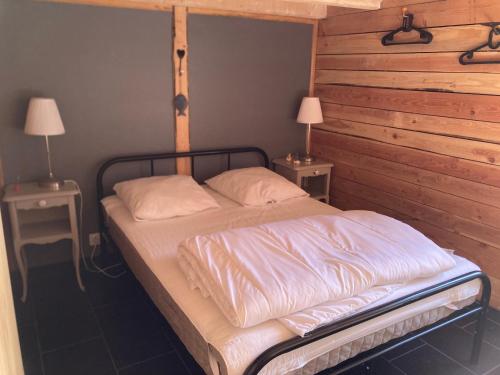 a bed in a room with two tables and two lamps at LA CABANE Charmante petite maison 2 chambres à 2,5km plage in Saint-Georges-dʼOléron