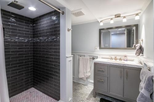 ein Bad mit einer Dusche und einem Waschbecken in der Unterkunft Farfalla Bianca in Mount Vernon