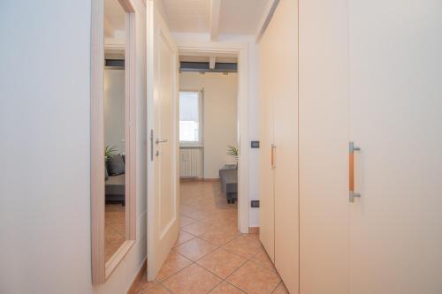 un couloir avec une porte menant à un salon dans l'établissement Corte Poliambulanza - F&L Apartment, à Brescia