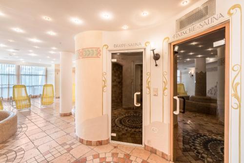 um lobby de hotel com uma porta para um quarto em Residence Diana Apartment 103 em Terento
