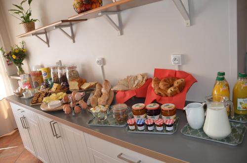 レ・デュー・アルプにあるHOTEL LE CRETの多種多様食器カウンター