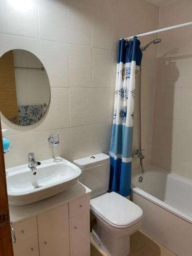 La salle de bains est pourvue de toilettes, d'un lavabo et d'un miroir. dans l'établissement El Condado de Alhama Golf Resort Naranjos 7 house 589, à Alhama de Murcia