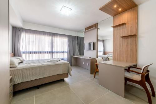- une chambre avec un lit et un bureau dans l'établissement LIV - Apartamento 804, à Porto Alegre