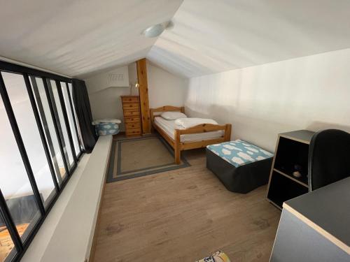 Kleines Zimmer mit einem Bett und einem Fenster in der Unterkunft Grande terrasse avec vue mer, résidence récente, tout à pieds in Saint-Mandrier-sur-Mer