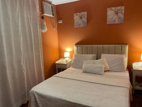 a bedroom with a bed with white sheets and pillows at Apart 9 de julio in Salta