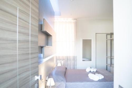 1 dormitorio con cama azul y espejo en Palazzo Marage, en Torre del Greco