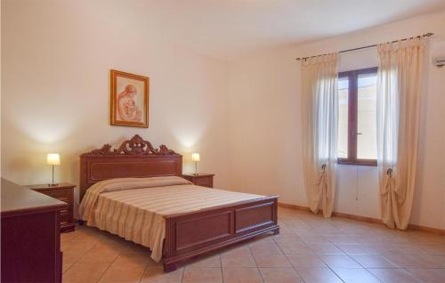 1 dormitorio con cama y ventana en Lovely Home In Triscina With Wifi, en Triscina