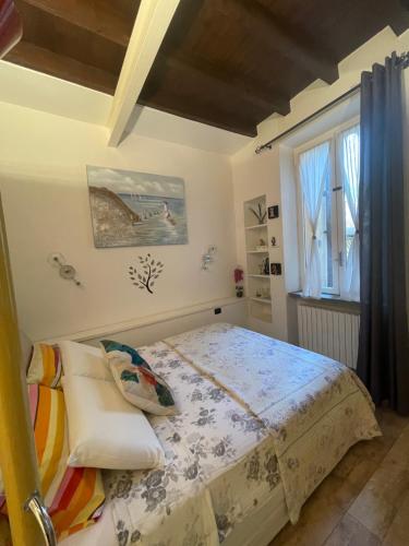 1 dormitorio con cama y ventana en Casa Nicoli, en Bérgamo